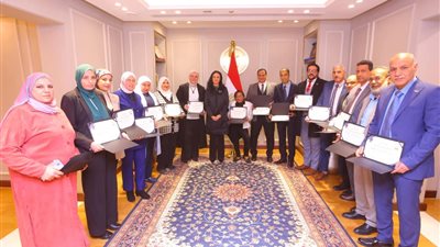 وزيرة التضامن تكرم قطاع مكتبها لتميزه خلال شهر فبراير