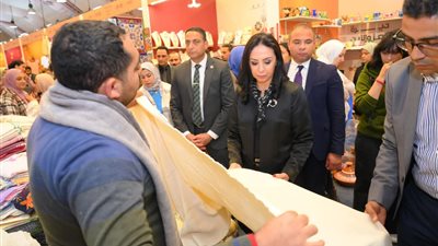 وزيرة التضامن تتفقد أروقة معرض 