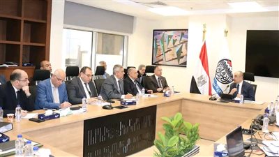 وزير قطاع الأعمال يجتمع برؤساء الشركات القابضة لمتابعة تنفيذ خطط العمل ومشروعات التطوير