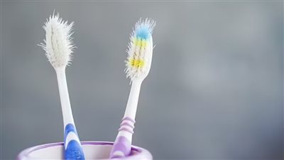 خطأ مثير للاشمئزاز يرتكبه الناس مع فرشاة الأسنان