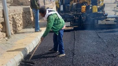 بالصور.. تنفيذ أعمال رصف وتمهيد الطرق بمركز القرنة في الأقصر