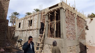 بالصور.. إزالة حالتي تعد علي أراضي أملاك الدولة غرب الأقصر