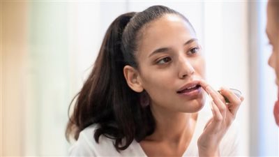 هل مرطب الشفاه مُفيد بالفعل لعلاج التشققات؟ 