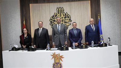 محافظ أسوان يؤكد على أهمية تكثيف حملات التوعية بمخاطر جريمة تهريب المهاجرين