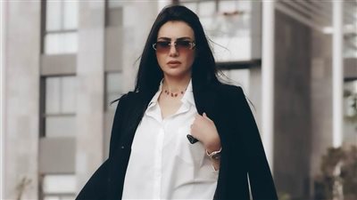 دينا فؤاد تشعل انستجرام بإطلالة عصرية 