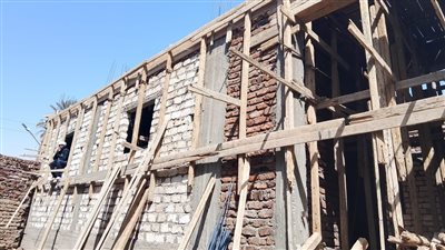 إيقاف أعمال بناء مخالف دون ترخيص بمدينة أرمنت في الأقصر
