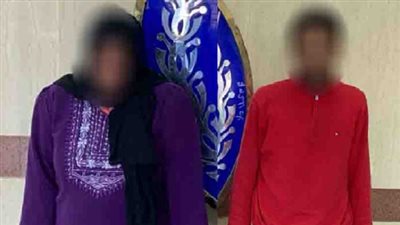 «فيديو يكشف المستخبي».. سيدة تستغل طفلين فى استجداء المارة بـ«علم الأب» بالقاهرة