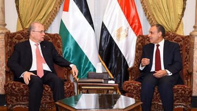 وزير الخارجية يبحث مع نظيره الفلسطيني خطط إعادة إعمار غزة بوجود الفلسطينيين على أرضهم 