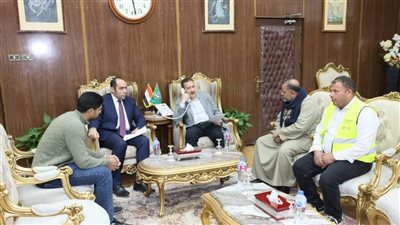 «لافتة طيبة».. محافظ المنوفية يسلم شاب جامعي طرف صناعي