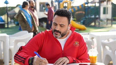 الحلقة الخامسة من مسلسل الكابتن.. حسام يبتز فاروق شيحة