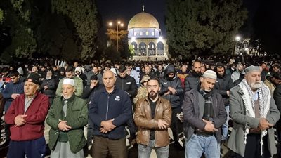 أكثر من 80 ألف فلسطينيا يؤدون صلاة التراويح بالمسجد الأقصى 