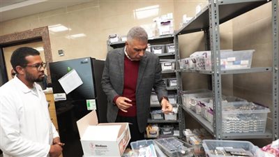 جولة مفاجئة لمحافظ أسوان على العاملين بمركز طب أسرة السيل