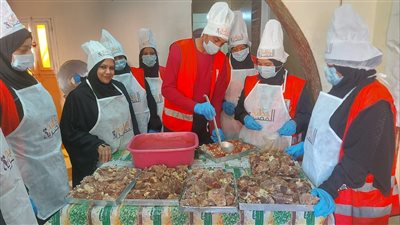 إعداد وتوزيع 500 وجبة للأسر فى قرى كوم أمبو