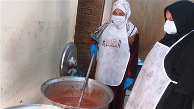 بمناسبة رمضان.. وجبات غذائية من «القومي المراة بأسوان» إلى قرى كوم أمبو