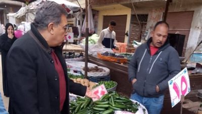 محافظ الدقهلية في سوق كفر البدماص بالمنصورة منفردا للتعرف على الأسعار