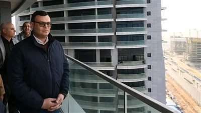 وزير الإسكان يتفقد كومبوند مزارين وبرج C2 بالعلمين الجديدة