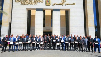 مايا مرسي تكرم العاملين بقطاعي السائقين والخدمات المعاونة بوزارة التضامن 