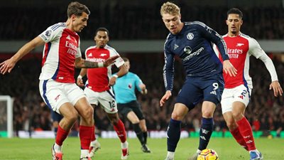 الدوري الإنجليزي.. الموعد والقناة الناقلة والمعلق لمباراة مانشستر يونايتد وأرسنال