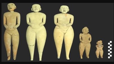 اكتشاف دمى غريبة عمرها 2400 عام أعلى الهرم