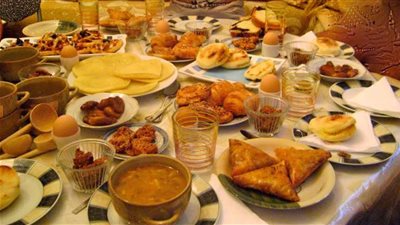 ما هي أفضل طريقة للإفطار في رمضان؟ استشاري تغذية يُجيب