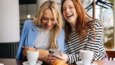 لماذا ترغب النساء في رؤية أصدقائهن في هذا الوقت من الشهر؟