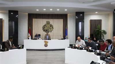 خلال اجتماعه.. محافظ أسوان يتابع آليات التعامل مع ملفات التقنين