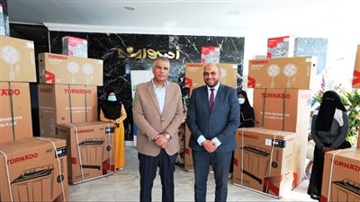 دعمًا من مؤسسة العربي.. محافظ أسوان يسلم أجهزة عروسة لـ10 فتيات