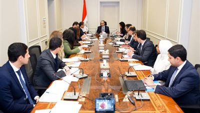 وزير الخارجية والهجرة يجتمع بقيادات وأعضاء القطاع الاقتصادي بالوزارة