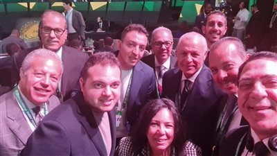 أعضاء اتحاد الكرة يحتفلون بأبوريده بعد فوزه بعضوية المجلس الأعلى للفيفا 