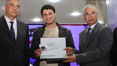 رئيس جامعة المنيا يهدي متسابقي القرآن الكريم رحلة عمرة وسبيكة ذهبية ومبالغ مالية