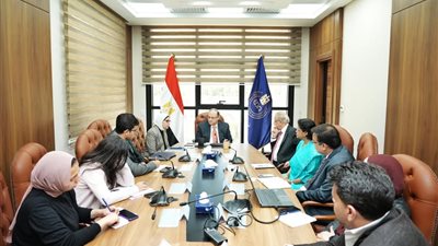 رئيس هيئة الدواء يبحث مع ممثلي شركتي 