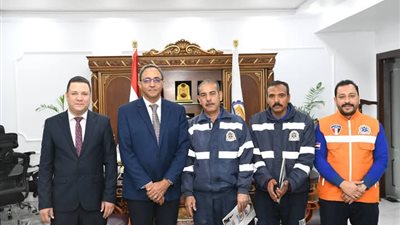 سلما المبلغ لصاحبه.. تكريم مسعف وسائق عثرا على 277 ألف جنيه أثناء إنقاذهما لمواطن 