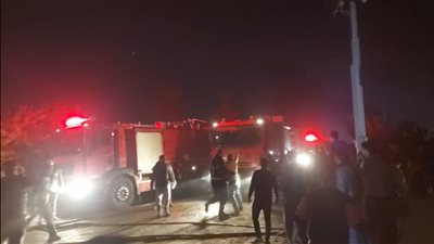 الدفع بـ12 سيارة إطفاء لإخماد حريق ضخم بهنجر عوادم غزل وصوف بكفرالشيخ|صور