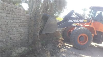 بالصور.. إزالة حالتي تعد علي أراضي زراعية غرب الأقصر