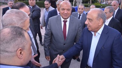 وزير الكهرباء يشارك العاملين في حفل إفطار جماعي ويكرم 15 من الكفاءات