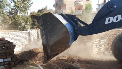 بالصور.. إزالة حالتي بناء مخالف علي مصرف زراعي بالأقصر 