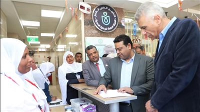محافظ أسوان يجرى التحاليل الطبية ضمن مبادرة 