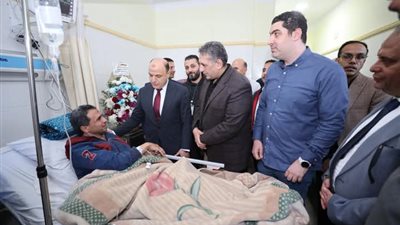  محافظ كفر الشيخ يزور وكيل وزارة التربية والتعليم بالمستشفى لتعرضه لوعكة صحية 