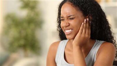 ما الذي يسبب انسداد شمع الأذن وكيف يؤثر على السمع؟