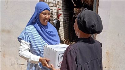 توزيع كراتين المواد الغذائية على أهالى قرى مشروع وادى الصعايدة بإدفو