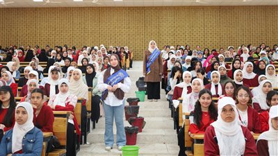 رئيس جامعةالمنيا والمستشارالعسكري ومدير التربية العسكريةيشهدون أولى دورات التربية الوطنية للفتيات بالجامعة