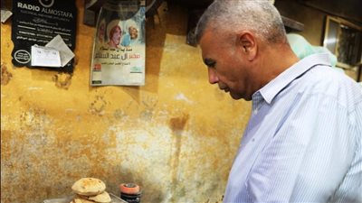 محافظ أسوان يفاجئ مخبزا بلديا ويشيد بجودة رغيف العيش ومطابقته للمواصفات