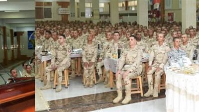 الفريق أحمد خليفة يتناول الإفطار مع أعضاء هيئة تدريس وطلبة معهد ضباط الصف المعلمين