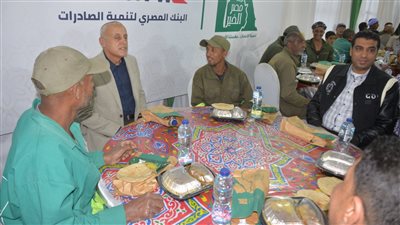بالصور.. محافظ الأقصر يشارك في حفل الإفطار الجماعي لعمال النظافة بالمحافظة