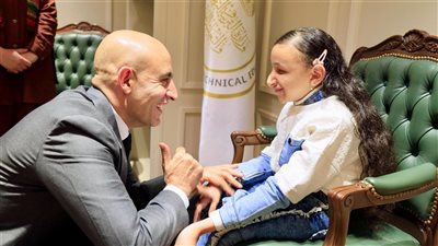 وزير التعليم يكرم الطالبة رضوى من ذوي الاحتياجات الخاصة لتفوقها الدراسي 