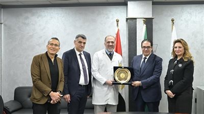 تبرعوا بمليون جنيه.. رئيس جامعة القاهرة يكرم الفريق الطبي بمستشفى أورام الثدي