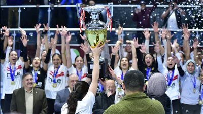 بالصور..سيدات الزمالك أبطال كأس مصر للكرة الطائرة بعد إسقاط الأهلي 