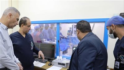 محافظ أسوان يشاهد إجراء عملية قسطرة للقلب لحالة مرضية بمستشفى النيل بإدفو
