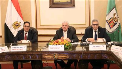 عاشور: تشكيل لجنة من أساتذة الجامعات لتقديم خبراتها للهيئات المعنية بتطوير الدراما والإعلام