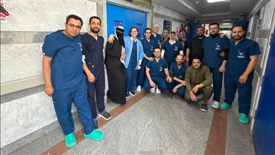 في بث مباشر لتسع دول.. أطباء جامعة حلوان يجرون جراحة نادرة بمناظير الفراغ «صور»